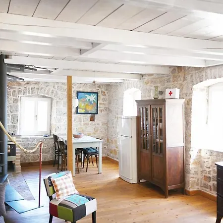 Almondhouse, Stonehouse, Seaview, Big Terace,omis Casa de Férias *