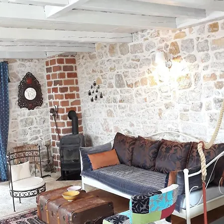 Almondhouse, Stonehouse, Seaview, Big Terace,omis